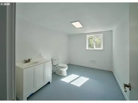 Bath - 209 Sunset Dr, Longview, WA 98632 photo 1 of 1