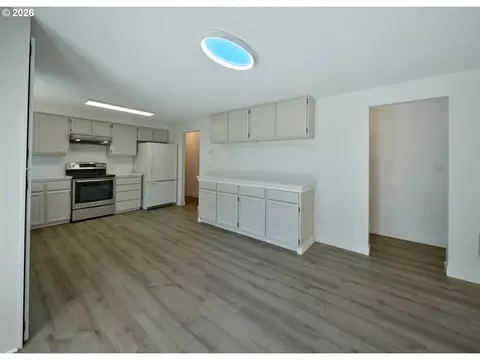 Kitchen - 209 Sunset Dr, Longview, WA 98632 photo 3 of 3
