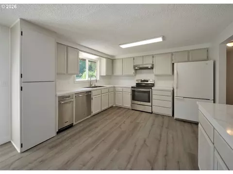 Kitchen - 209 Sunset Dr, Longview, WA 98632 photo 2 of 3