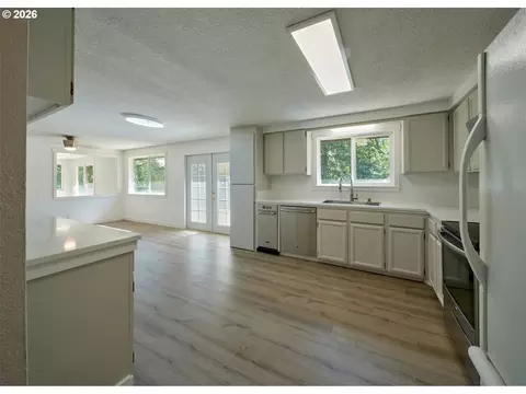 Kitchen - 209 Sunset Dr, Longview, WA 98632 photo 1 of 3