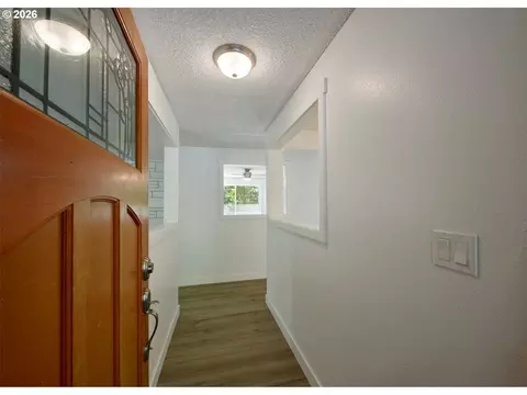 Entry Way - 209 Sunset Dr, Longview, WA 98632 photo 1 of 1