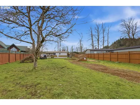 2080 Harbor Dr, Springfield, OR 97477