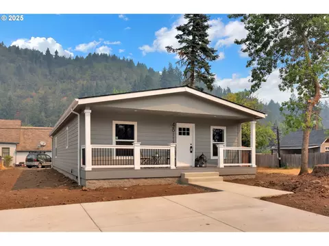48113 Commercial St, Oakridge, OR 97463