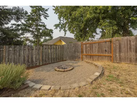 Exterior - 849 E 9th Ct, Lafayette, OR 97127 photo 10 of 11