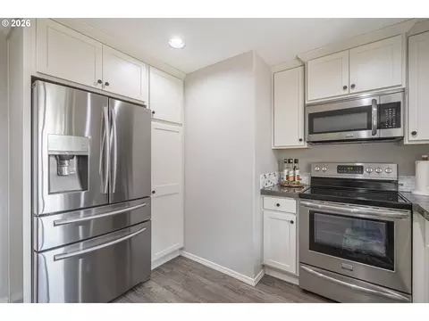 Kitchen - 849 E 9th Ct, Lafayette, OR 97127 photo 5 of 6