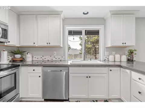 Kitchen - 849 E 9th Ct, Lafayette, OR 97127 photo 6 of 6
