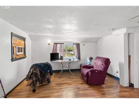Living - 941 E Gerone St, Echo, OR 97826 photo 2 of 2