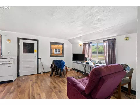 Living - 941 E Gerone St, Echo, OR 97826 photo 1 of 2