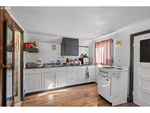 Kitchen - 941 E Gerone St, Echo, OR 97826 photo 2 of 2