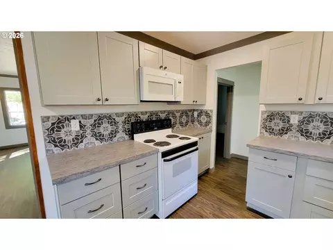 Kitchen - 1445 W 11th Ave, Eugene, OR 97402 photo 2 of 2