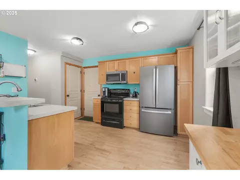 Kitchen - 38909 Sandy Heights St, Sandy, OR 97055 photo 2 of 4