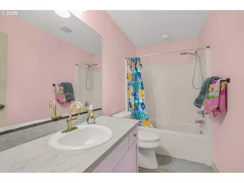Bath - 38909 Sandy Heights St, Sandy, OR 97055 photo 3 of 3