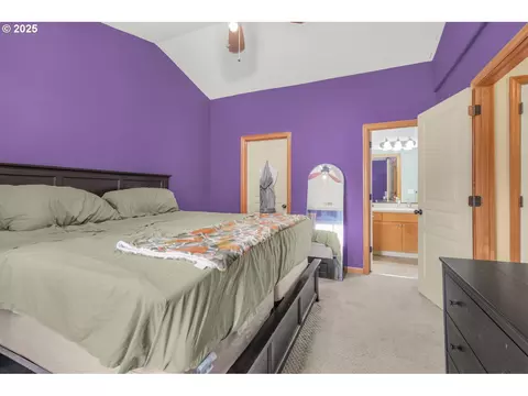 Bedroom - 38909 Sandy Heights St, Sandy, OR 97055 photo 2 of 6
