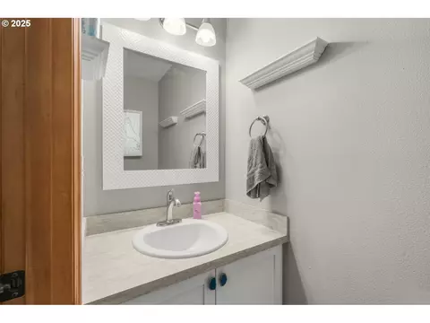 Bath - 38909 Sandy Heights St, Sandy, OR 97055 photo 2 of 3