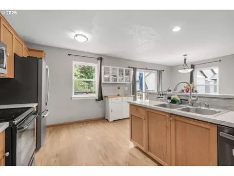 Kitchen - 38909 Sandy Heights St, Sandy, OR 97055 photo 3 of 4