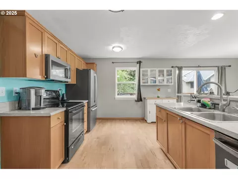 Kitchen - 38909 Sandy Heights St, Sandy, OR 97055 photo 4 of 4