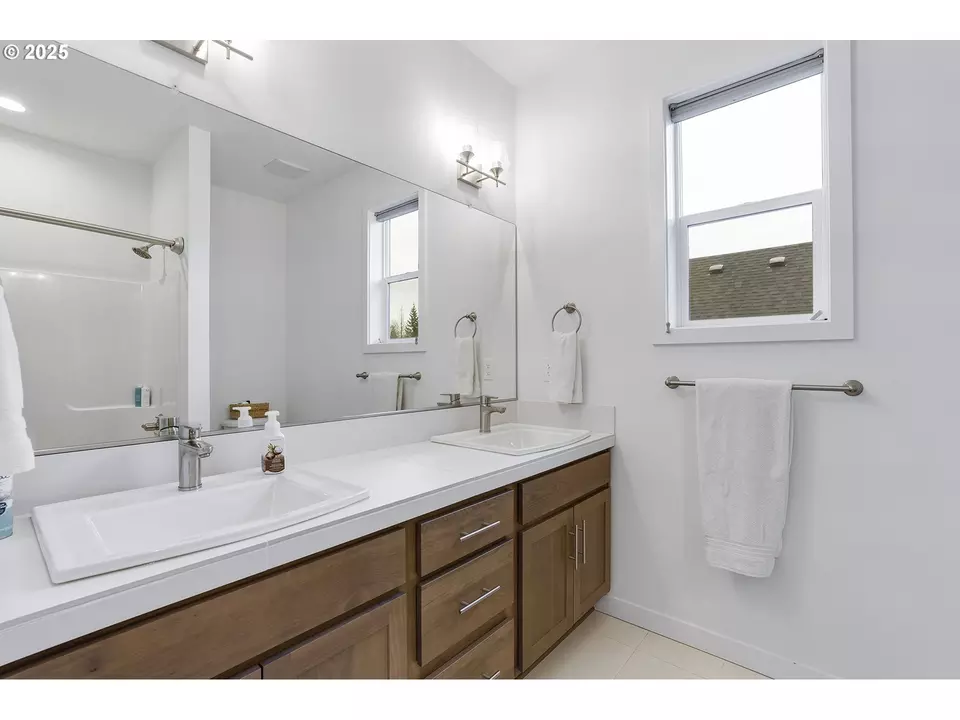 Bath - 1701 NE Joy Ln, Estacada, OR 97023 photo 2 of 6