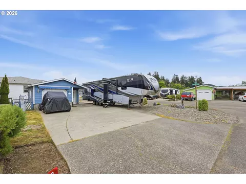 3 Pond Ln, Lakeside, OR 97449