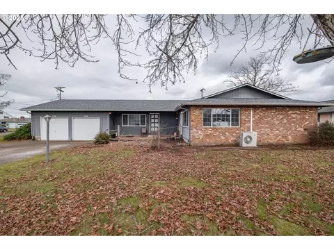 785 E St, Lebanon, OR 97355