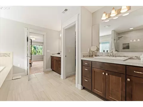 Bath - 519 N Eagle St, Newberg, OR 97132 photo 5 of 8