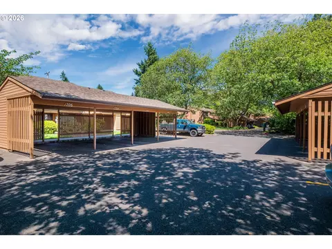Exterior - 1704 Minda Dr, Eugene, OR 97401 photo 4 of 8