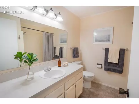 Bath - 1704 Minda Dr, Eugene, OR 97401 photo 3 of 4