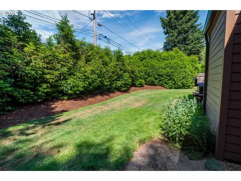 Exterior - 1704 Minda Dr, Eugene, OR 97401 photo 6 of 8