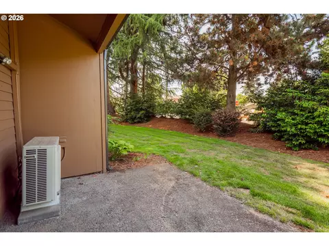 Exterior - 1704 Minda Dr, Eugene, OR 97401 photo 5 of 8