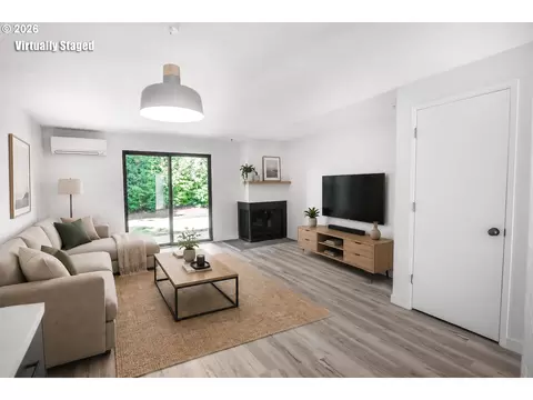 Living - 1704 Minda Dr, Eugene, OR 97401 photo 2 of 5