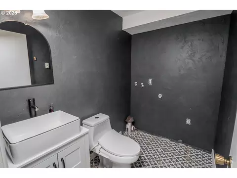 Bath - 1704 Minda Dr, Eugene, OR 97401 photo 1 of 4