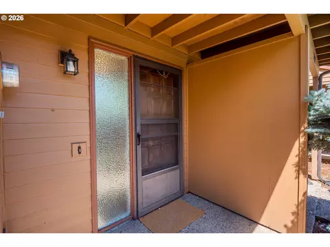 Exterior - 1704 Minda Dr, Eugene, OR 97401 photo 3 of 8