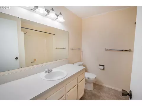 Bath - 1704 Minda Dr, Eugene, OR 97401 photo 2 of 4