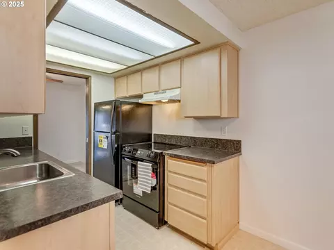 Kitchen - 361 NE Village Squire Ave #4, Gresham, OR 97030 photo 3 of 5