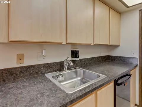 Kitchen - 361 NE Village Squire Ave #4, Gresham, OR 97030 photo 4 of 5