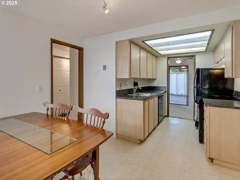 Kitchen - 361 NE Village Squire Ave #4, Gresham, OR 97030 photo 5 of 5