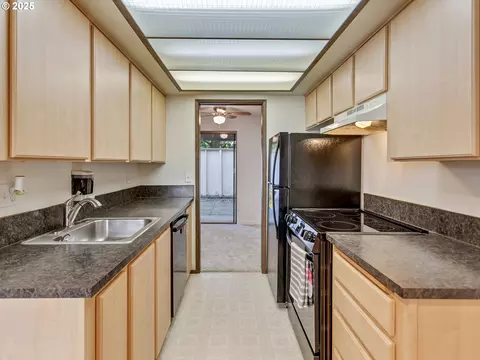 Kitchen - 361 NE Village Squire Ave #4, Gresham, OR 97030 photo 1 of 5