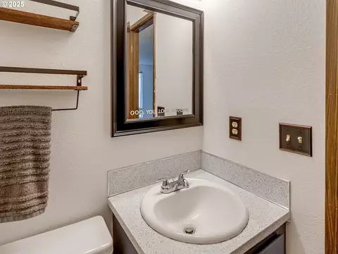 Bath - 361 NE Village Squire Ave #4, Gresham, OR 97030 photo 2 of 3
