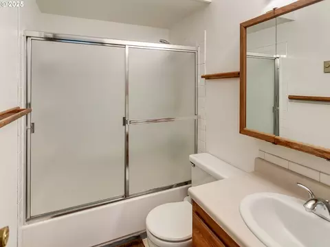 Bath - 361 NE Village Squire Ave #4, Gresham, OR 97030 photo 3 of 3
