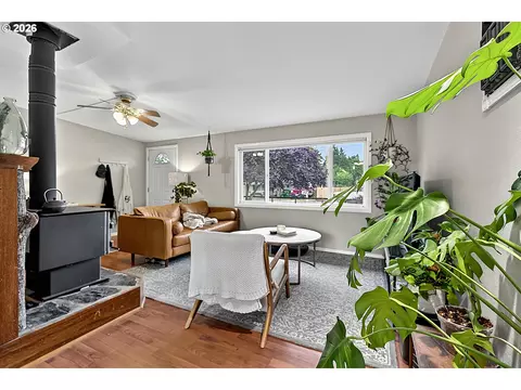 Living - 2078 Dewey St, Eugene, OR 97402 photo 2 of 2