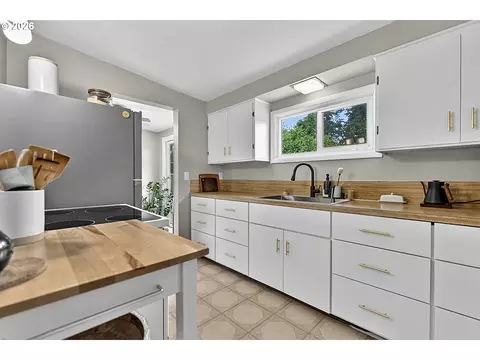 Kitchen - 2078 Dewey St, Eugene, OR 97402 photo 1 of 2
