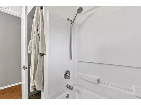 Bath - 2078 Dewey St, Eugene, OR 97402 photo 2 of 2