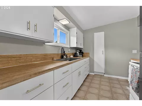 Kitchen - 2078 Dewey St, Eugene, OR 97402 photo 2 of 2