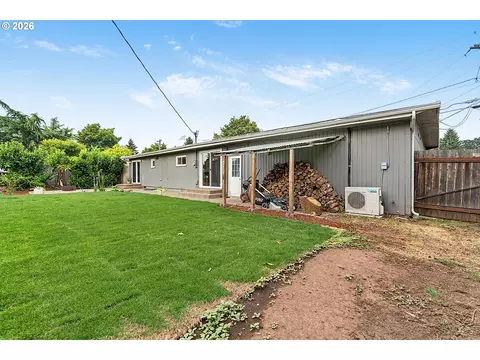 Exterior - 2078 Dewey St, Eugene, OR 97402 photo 5 of 8