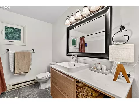 Bath - 2078 Dewey St, Eugene, OR 97402 photo 1 of 2