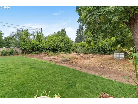 Exterior - 2078 Dewey St, Eugene, OR 97402 photo 6 of 8