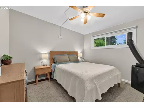 Bedroom - 2078 Dewey St, Eugene, OR 97402 photo 4 of 5