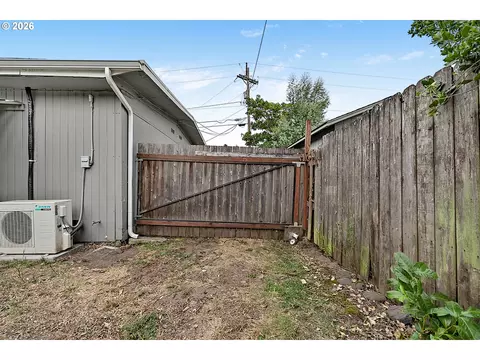 Exterior - 2078 Dewey St, Eugene, OR 97402 photo 7 of 8