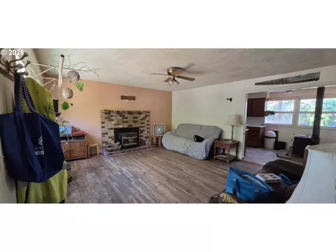 421 SE Sunset Ave, Cascade Locks, OR 97014 photo 2