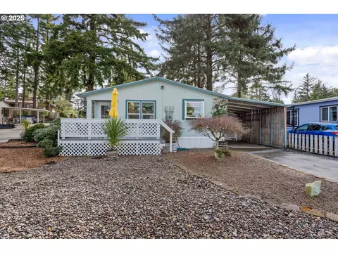 447 Shorepines Pl, Coos Bay, OR 97420