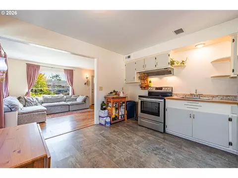 Kitchen - 1540 Wilson St, Eugene, OR 97402 photo 2 of 2